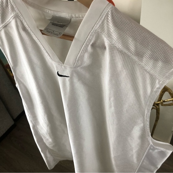 Nike sleeveless shirt - Picture 4 of 7